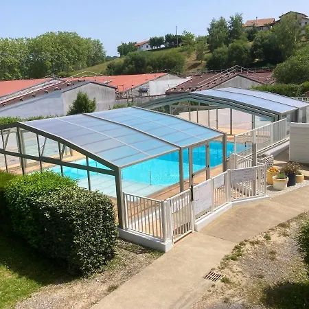 Avec A Hasparren, 50 M², Piscine Partagee