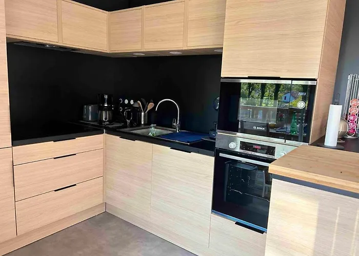 Avec A Hasparren, 50 M², Piscine Partagee בקתה