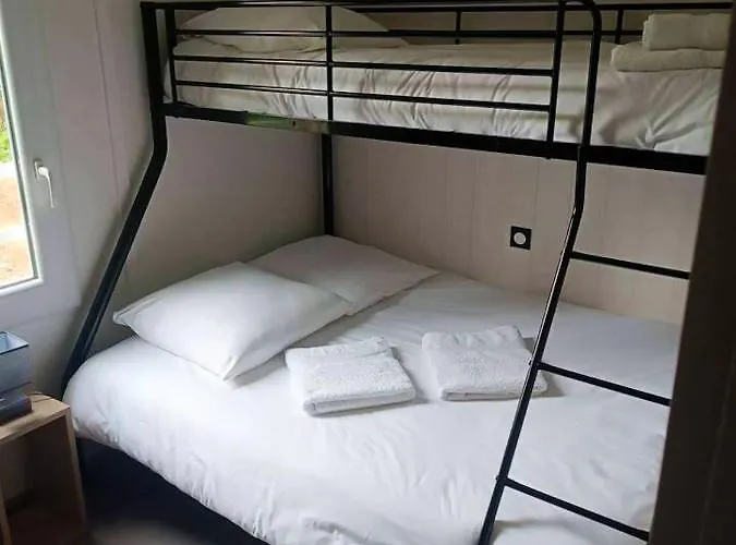 Avec A Hasparren, 50 M², Piscine Partagee האספארן