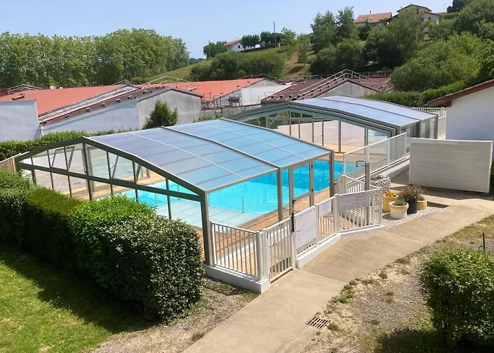 Avec A Hasparren, 50 M², Piscine Partagee